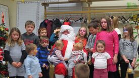 Arbre de noël, les enfants autour du père noël  